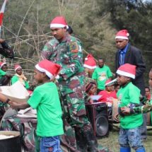 Kebahagiaan Perayaan Natal Satgas Yonif Mekanis 203/AK Bersama Masyarakat Desa Tima