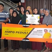 Bentuk kepedulian Ketua AMPG Jakbar Berikan Bantuan Tandu di Cengkareng