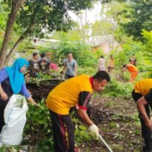 Kompak, Bhabinkamtibmas dan Lapisan Masyarakat Laksanakan Jumat Bersih di Pulau Untung Jawa