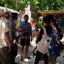 Cegah Kecelakaan, Kapospol Pulau Pari Bersinergi Dengan Satpol PP Sambangi Wisatawan
