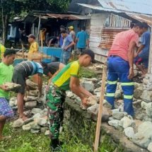 Hadir Di Tengah Masyarakat, Satgas Yonarmed 1 Kostrad Gotong Royong Bantu Renovasi Rumah