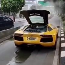 Polisi Tindak Pengendara Lamborghini Mogok di Jalur TransJakarta Jalan Panjang