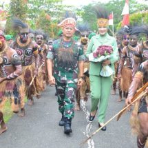 Usai Serah Terima Jabatan, Kolonel Inf Agus Widodo Jalani Tradisi Penerimaan Sebagai Danrem 174 Merauke