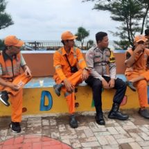 Bhabinkamtibmas Pulau Lancang Buka Obrolan Santai Bareng Petugas PPSU