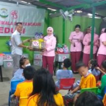 HUT ke-43, Yayasan Kemala Bhayangkari Peduli Gelar Baksos di Smart School Jakarta