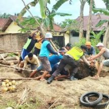 Sambangi Desa, Anggota Polsek Buay Madang Ikut Serta Gotong Royong