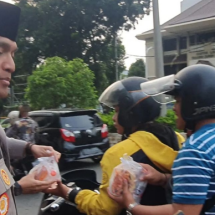 Kapolres Jakarta Barat Beserta Jajaran Berikan Takjil Di Bulan Penuh Berkah