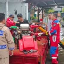 Kolaborasi Polri dan Pemerintah Kelurahan Atasi Banjir di Pulau Untung Jawa
