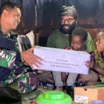 Personel Satgas Yonif Mekanis 203/AK Beri Nama Untuk Anak Yang Baru Lahir Di Desa Lowanom Distrik Malagayneri