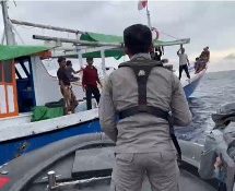 Bakamla RI Selamatkan Nelayan Di Selat Makassar