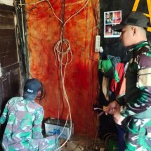 Pos Balingga Satgas Yonif Mekanis 203/AK Berikan Lampu Gratis Untuk Masyarakat Desa Balingga