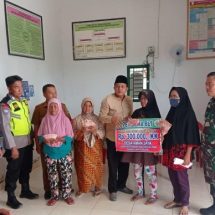 Polsek Buay Madang Dampingi Penyaluran BLT di Kantor Desa Aman Jaya