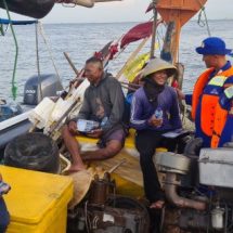 Satpolair Polres Kepulauan Seribu Bagi Takjil Gratis Ke Nelayan