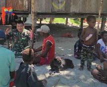 Babinsa Kampung Kipia Komsos Dengan Tokoh Masyarakat Di Wilayah Binaan