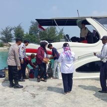 Personil Polsek Kep. Seribu Selatan Pantau Kedatangan Penumpang di Dermaga Pulau Tidung