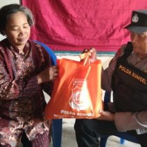 Kapolsek Buay Madang Bagikan Paket Sembako ke Desa Binaan Bhabinkamtinmas