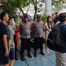 Pelayanan Humanis Polres Kep. Seribu Kepada Wisatawan Di Dermaga Marina Ancol