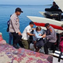 Polsek Kepulauan Seribu Utara Humanis Bantu Penumpang Turun dari Kapal