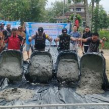 Polsek Buay Madang Monitoring Pengecoran Jalan di Desa Tanjung Bulan