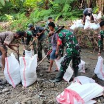 Cegah Kerawanan Banjir, Satgas Yonarmed 1 Kostrad Bantu Warga Dirikan Tanggul Sungai