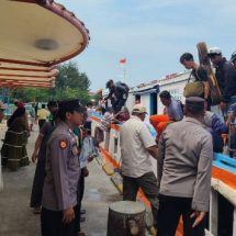 Polsek Kep. Seribu Utara Jaga Keamanan dan Keselamatan Penumpang di Dermaga Pulau Kelapa