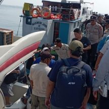 Polsek Kep. Seribu Utara Memastikan Keselamatan Penumpang saat Pengamanan Dermaga Pulau Pramuka