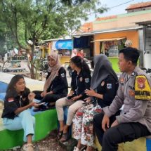 Bhabinkamtibmas Pulau Lancang Polres Kep. Seribu Sambangi Remaja dan Berikan Himbauan Terkait Berita Hoax