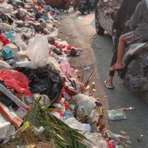 Tumpukan Sampah Menggunung Seperti Tak Bertuan di Petir