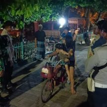 Polsek Kep. Seribu Selatan dan TNI Patroli Malam, Berikan Pengamanan ke Wisatawan Pulau Untung Jawa