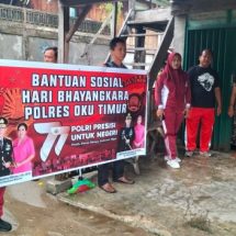 Sambut HUT Bhayangkara ke-77, Kapolsek Buay Madang Bersama Anggota Bagikan Sembako ke Warga
