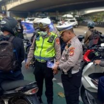 Satlantas Jakbar Lakukan Penindakan Bagi Pelanggar Lalu Lintas dalam H2 OPS Patuh Jaya