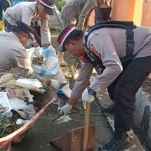 Kapolsek Buay Madang Bersama Personil Gotong Royong Bersihkan Sampah di Sumber Agung