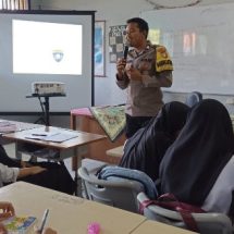 Bhabinkamtibmas Pulau Tidung Berikan Edukasi dan Penyuluhan tentang Kenakalan Remaja di SMPN 241 Jakarta