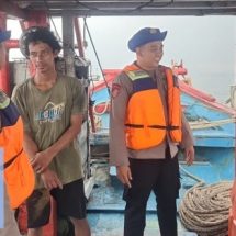 Tim Patroli Satuan Polair Polres Kepulauan Seribu Himbau Keselamatan Berlayar kepada Nelayan di Perairan Pulau Ayer