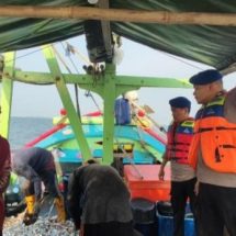 Team Patroli Laut Polair Polres Kepulauan Seribu Himbau Keselamatan Berlayar di Perairan Pulau Ayer