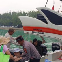 Polsek Kep. Seribu Selatan Amankan Kedatangan Kapal Penumpang di Dermaga Pulau Pari