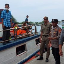 Polsek Kep. Seribu Utara dan Satpol PP Pulau Kelapa Amankan Kedatangan Kapal Penumpang dengan Pelayanan Humanis