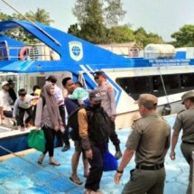 Polsek Kep. Seribu Selatan Pengamanan Dermaga Pulau Pari dan Bantuan Humanis untuk Penumpang Kapal