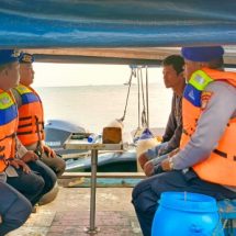 Tim Patroli Laut Satuan Polair Polres Kep. Seribu Sambangi Nelayan di Perairan Pulau Untung Jawa untuk Himbau Keselamatan Berlayar