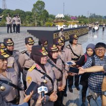 Peringati HUT Ke-75, Polwan Ziarah ke Makam Habibie Hingga Ani Yudhoyono