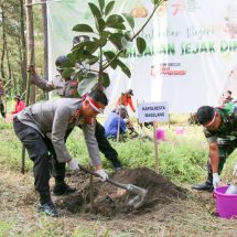 Lestarikan Negeri, Polresta Magelang Lakukan Penanaman Pohon Di TNGM