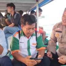 Bhabinkamtibmas Pulau Pramuka Lintasi Ombak Menuju Kebersamaan dengan Warga Pulau Panggang dalam Menjaga Keamanan Wilayah