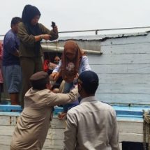 Polsek Kepulauan Seribu Utara Sambut Penumpang dengan Pelayanan Humanis di Dermaga Utama Pulau Kelapa