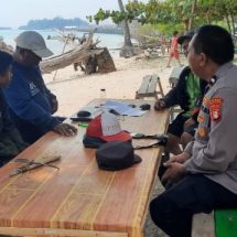 Kanit Binmas Polsek Kep. Seribu Selatan dan Bhabinkamtibmas Pulau Tidung Sambangi Pedagang Pinggir Pantai