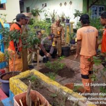 Bhabinkamtibmas Pulau Harapan dan Pemda Kolaborasi Tanam Pohon untuk Bersihkan Udara