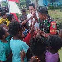 Keceriaan Anak-Anak di Kampung Mawokauw Jaya Saat Babinsa Bagikan Permen