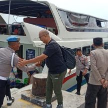 Polsek Kep. Seribu Utara dan Satpol PP Kelurahan Pulau Pramuka Lakukan Pengamanan Kedatangan Kapal Penumpang di Dermaga