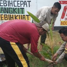Polsek Kepulauan Seribu Selatan dan Pemda Bersatu Tanam Pohon untuk Bersihkan Udara