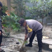 Polsek Kepulauan Seribu Utara dan Warga Satukan Langkah Tanam Pohon untuk Bersihkan Udara