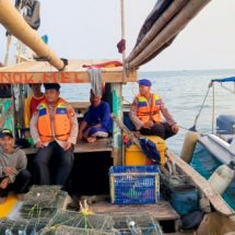 Team Patroli Satpolair Polres Kep. Seribu Sambang Nelayan Tinjau Keamanan Laut di Pulau Kelapa